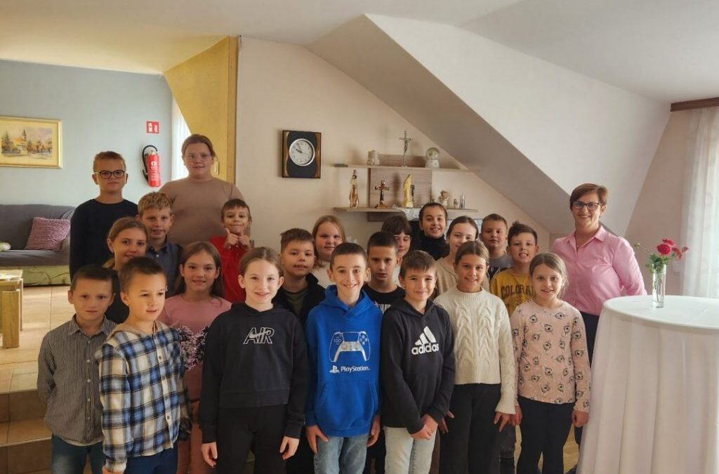 Učenici OŠ Prelog razveselili starije osobe u domu Mesmar