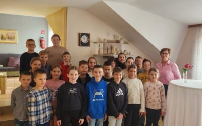 Učenici OŠ Prelog razveselili starije osobe u domu Mesmar