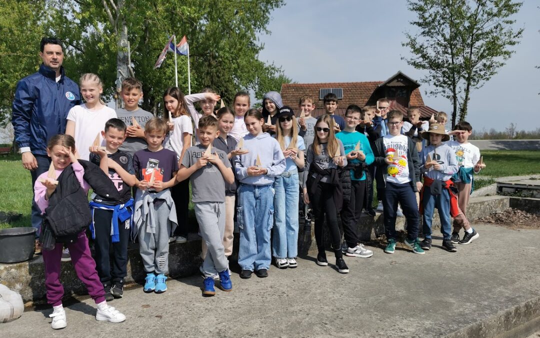 Terenska nastava 3. b razreda: „Drava umjesto ekrana“ uz nautičare i letače